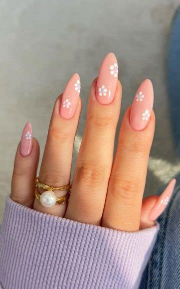 Your Nails Deserve These Floral Designs Daisy Subtle Nails