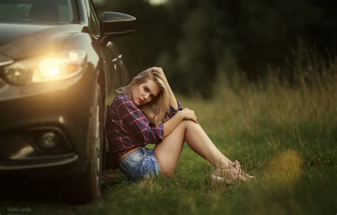 Обои природа girl grass model blonde sneakers jean shorts Fila на телефон и рабочий стол