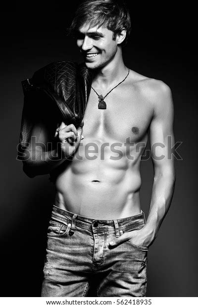 Young Handsome Muscled Fit Male Model 스톡 사진 562418935 Shutterstock