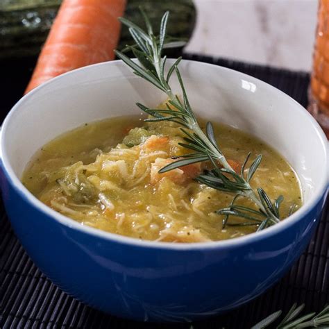 Para um jantar leve e saudável sopa de legumes frango desfiado