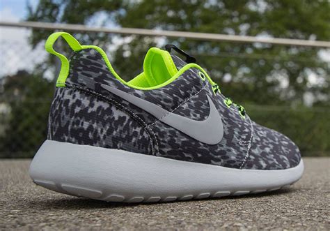 Nike Women S Roshe Run Print Cool Grey Volt Sneakernews