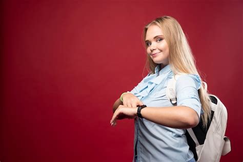Une Jeune Tudiante Blonde Retourne L Cole Et V Rifie L Heure Sur Sa Montre Photo Gratuite