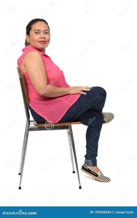 La Femme Assise Sur Une Chaise Avec Le Corps Dans Le Profil Et