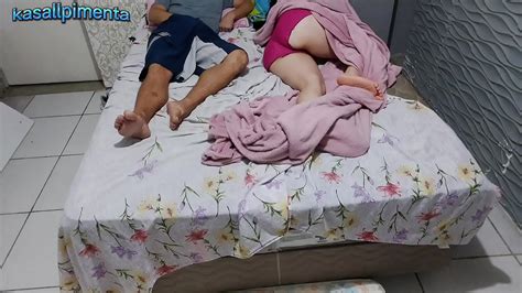 Milf Tuvo Que Compartir Cama Con Un Joven Debido A La Renovaci N De Su Casa Todo Enmarcado Por