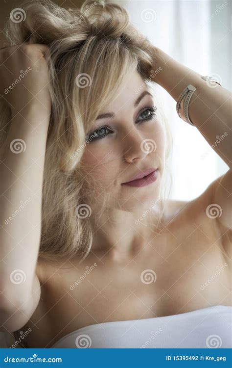 Blonde Behaarte Junge Frau Stockfoto Bild Von Tageslicht