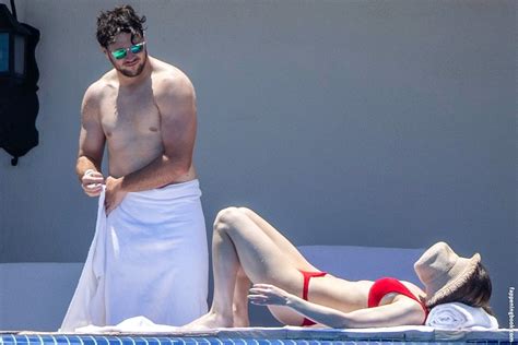 Hailee Steinfeld Nude OnlyFans Leaks Fappening FappeningBook