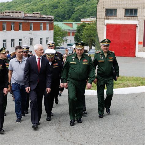 Le Ministre Russe De La Défense Inspecte Une Base Militaire Dans Le