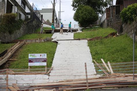 Prefeitura Segue Obras Nas Escadarias Dos Bairros Volta Grande E