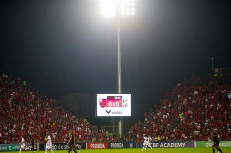 Flamengo Vendeu Mil Pacotes De Ingressos Para Tr S Jogos Na Ilha Do