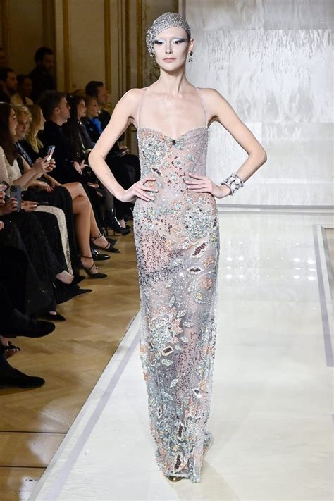 Margot Robbie illumina il red carpet il nude look scintillante è un omaggio a Giorgio Armani