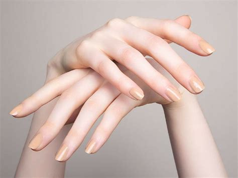 Esmalte nude confira dicas para combiná lo cada pele
