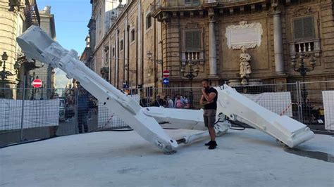 L Installazione Delle Polemiche E Il Caso Del Crollo Inaugurata L