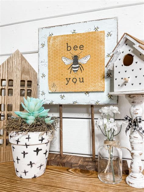 DIY Farmhouse Bee Sign - Easy DIY Decor Tutorial