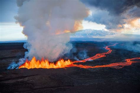 In Pictures Mauna Loa Erupts Bbc News