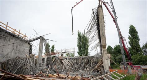 Rivoli Incidente Nel Cantiere Quattro Operai Precipitano Nel Vuoto