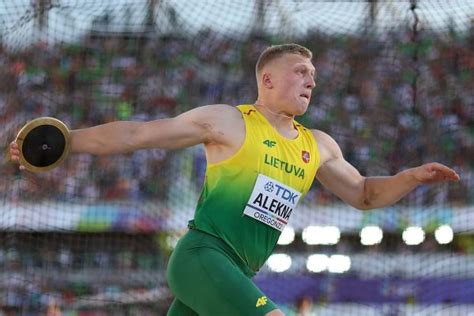 Lithuania S Mykolas Alekna Breaks Men S Discus Throw World Record In