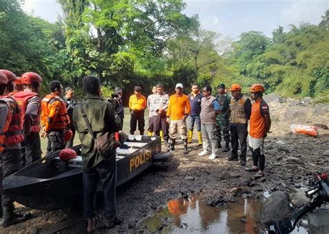 Pemancing Ikan Tenggelam Di Sungai Citanduy Indihiang Tasik Pencarian