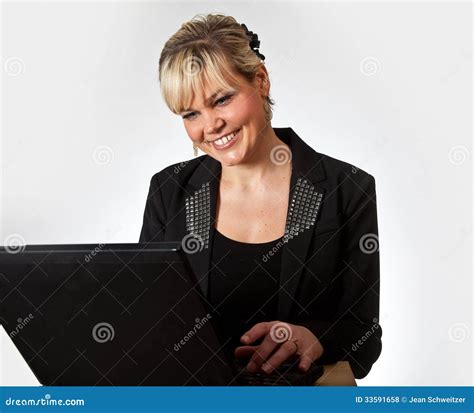Portrait De Studio D Une Fille Blonde Mignonne Avec Un Ordinateur Photo Stock Image Du Sourire