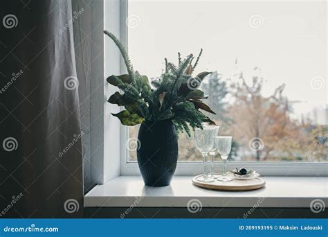 Schöner Strauß Von Blumen in Einer Vase Stockbild Bild von drapiert