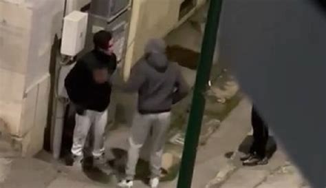 Napoli Degrado In 2 Quartieri Un Giovane Pestato In Strada Un Altro