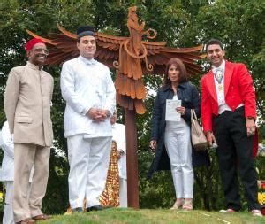 Freddie Mercury's family unveil local artist's Parsi sculpture ...