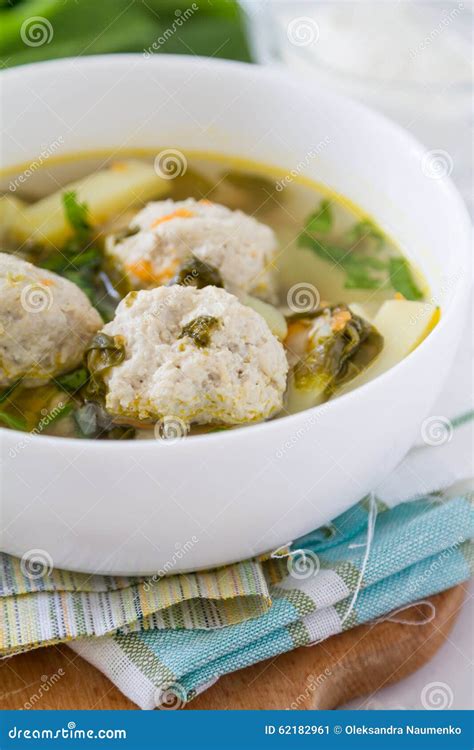 Sopa Da Azeda Na Bacia Branca Imagem De Stock Imagem De Salsa