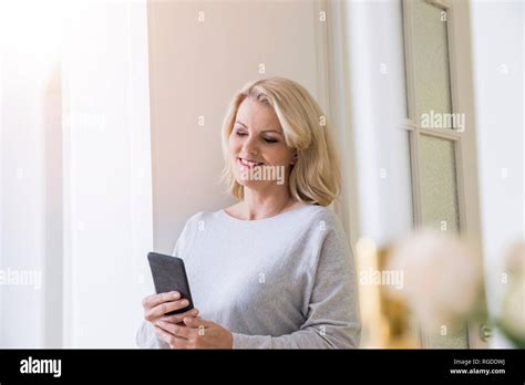 Reife blonde frau lächelnd Fotos und Bildmaterial in hoher Auflösung Alamy