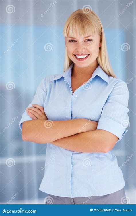 Mujer Sonriendo Con Los Brazos Cruzados Retrato De Joven Empresaria