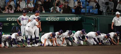 ＜愛工大名電・徳島商＞甲子園の土を拾う愛工大名電ナイン（撮影・井垣 忠夫） ― スポニチ Sponichi Annex 野球