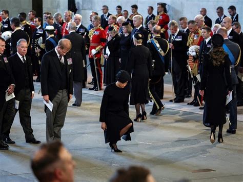 Guard Collapses While Standing Watch At Queen Elizabeth II S Coffin