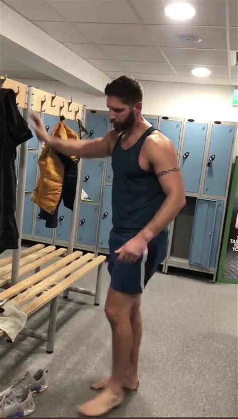 Naked in the locker room Pelado no vestiario ThisVid 中文