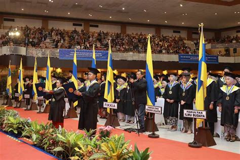 Luluskan Wisudawan Rektor Unair Ingatkan Perjalanan Masih Panjang