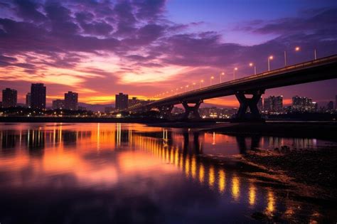 Puente Sobre El R O En La Ciudad Al Atardecer Primer Plano De La Foto