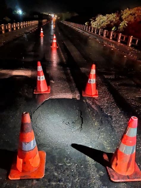 CHUVA ABRE BURACO NA CABECEIRA DA PONTE NA BR 364 PRÓXIMO A ARIQUEMES