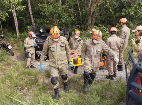 Idoso capota carro e fica preso às ferragens em Santa Rita Polêmica