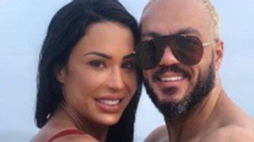 Mão boba de Belo rouba a cena em foto na praia ao lado de Gracyanne Barbosa