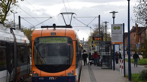 Schon wieder Straßenbahn Unfall in Mannheim Auto kracht in Tram