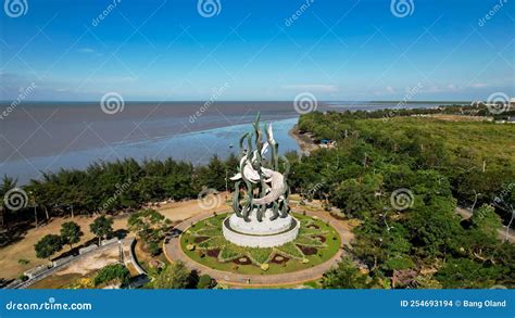 Luftbild Des Riesenhais Und Der Krokodilstatue Als Symbol Der Stadt