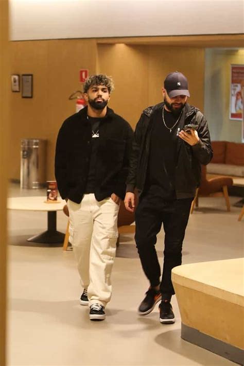 Gabigol Fotografado Passeando Por Shopping Da Barra Da Tijuca