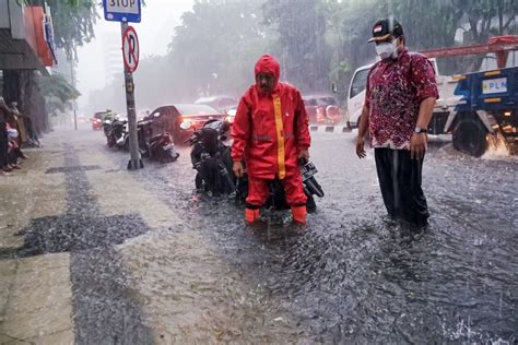 Sejumlah Wilayah Di Kota Surabaya Terendam Akibat Hujan Deras Antara