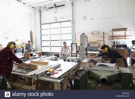 Hombre Sierras De Madera Fotografías E Imágenes De Alta Resolución Alamy