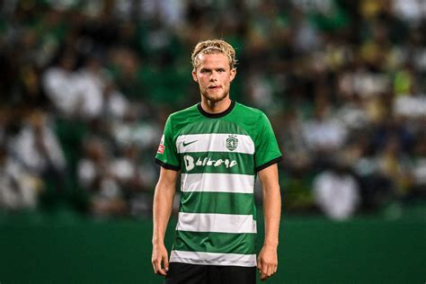 Manchester United offer Facundo Pellistri in a swap deal for Sporting