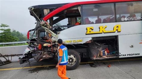 Kecelakaan Maut Bus Vs Truk Kontainer Di Tol Karanganyar Satu Orang Tewas