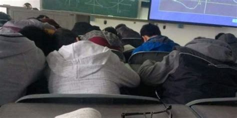 学生上课睡觉，老师视而不见，是不负责任的表现吗？老师同学学生新浪新闻