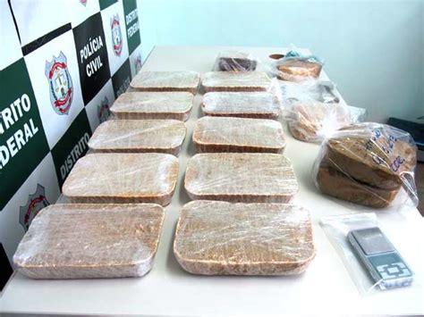 G1 Polícia apreende 13 5 kg de crack e prende quatro traficantes no