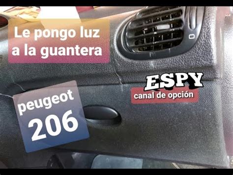 Guía para desmontar la guantera en un Peugeot 206