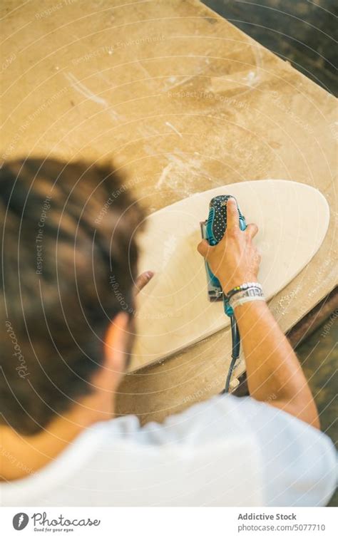 Männlicher Arbeiter beim Schleifen von Holz in der Industrie ein