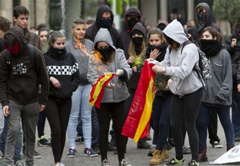 Foto Barricadas En La Complutense Fotos La Huelga De Estudiantes