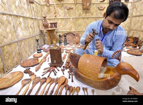 Dhaka 18th Oct 2021 An Artist Makes Wooden Showpiece During An