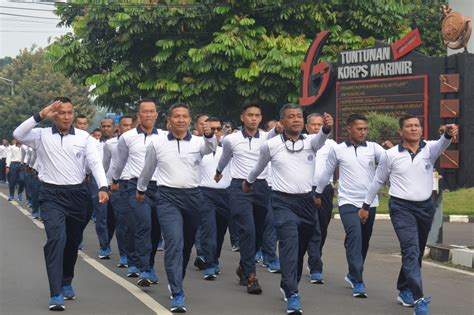 PRAJURIT RESIMEN BANTUAN TEMPUR 1 MARINIR IKUTI OLAHRAGA BERSAMA